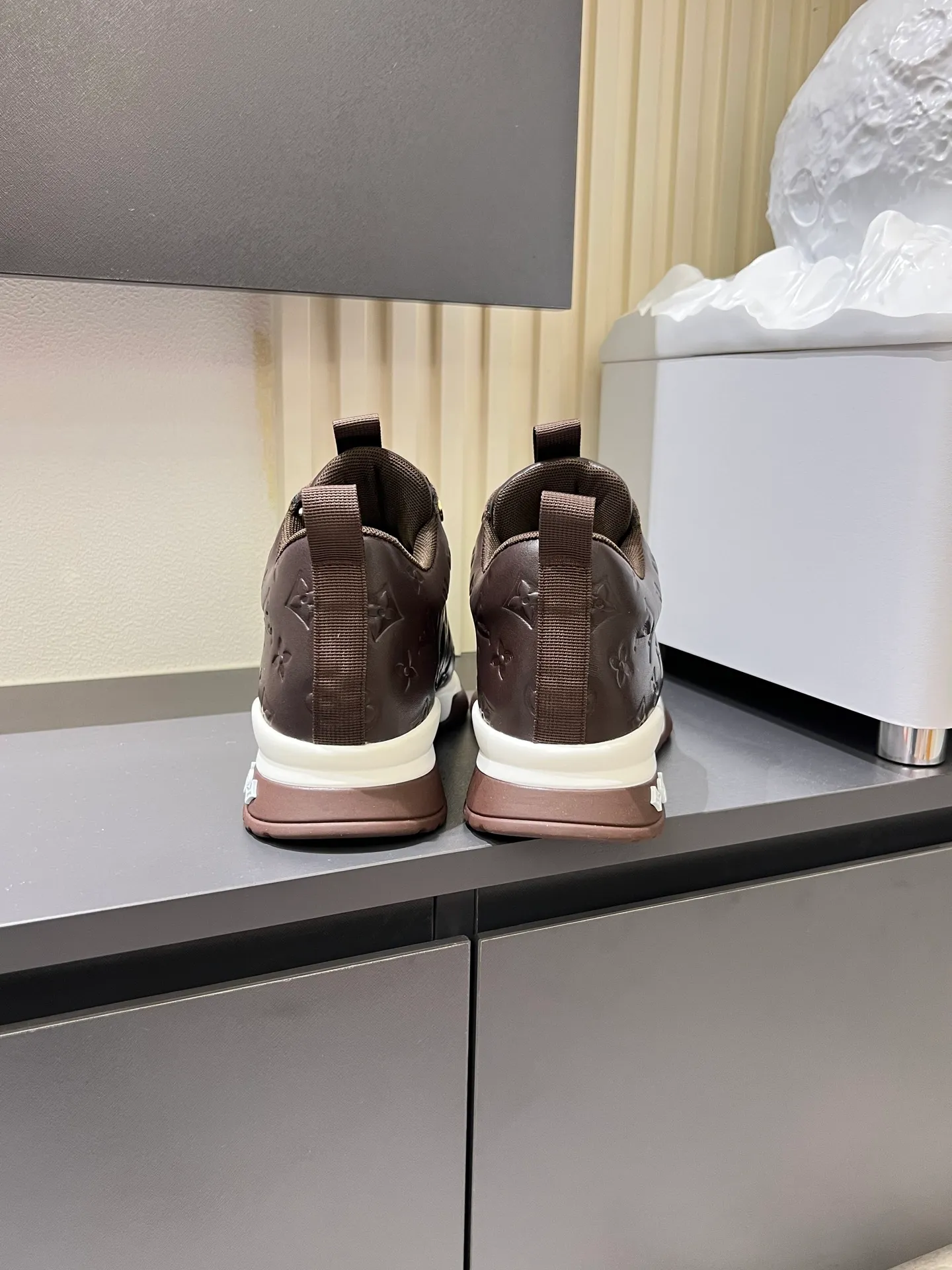 p520 "LOUI* VUITTO*" popular men's casual shoes, genuine development in Italy💯purchasing level quality✔️The upper is made of first-layer cowhide, comfortable and soft sheepskin feet⚡️Fashionable and versatile, the toe last shape is firm and full, and the soles are made from original LV molds and can be freely entered and exited the counter. Light and comfortable on the feet~Purely handmade, details determine quality! Size:39-44!